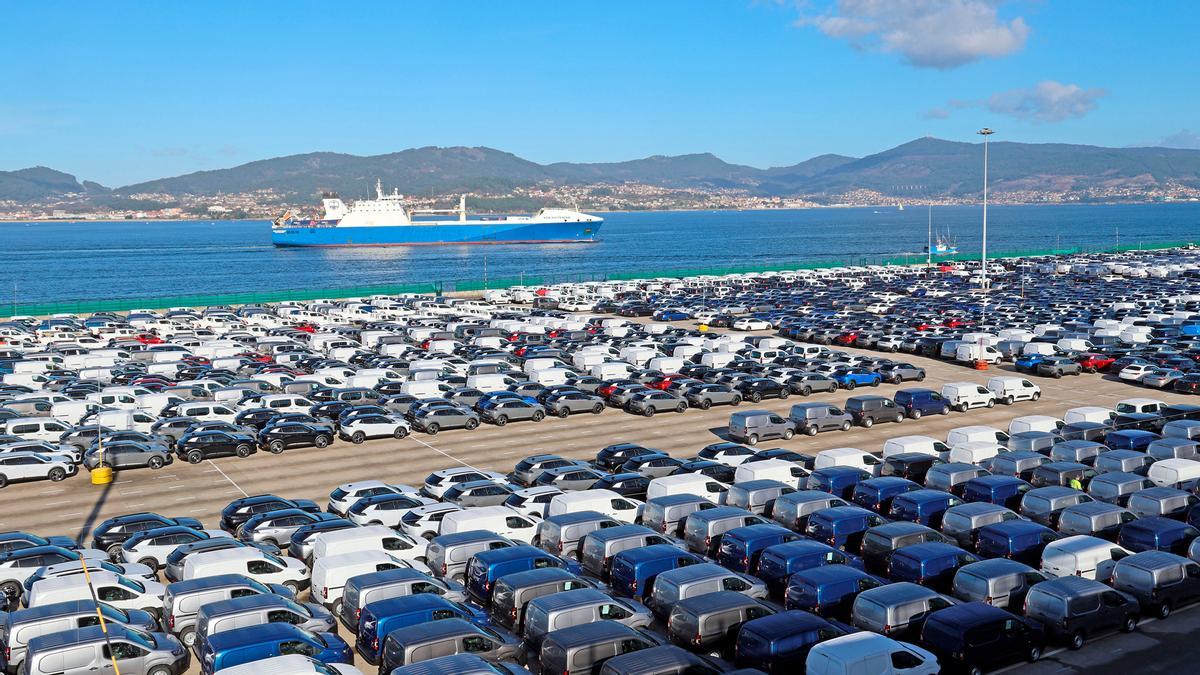 Vehículos de Stellantis en la dársena de coches del puerto de Vigo.