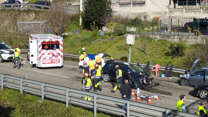 El coche que conducía J. F. S., en el centro de la imagen tras el accidente en el Corredor del Nalón. | M. Á. G.