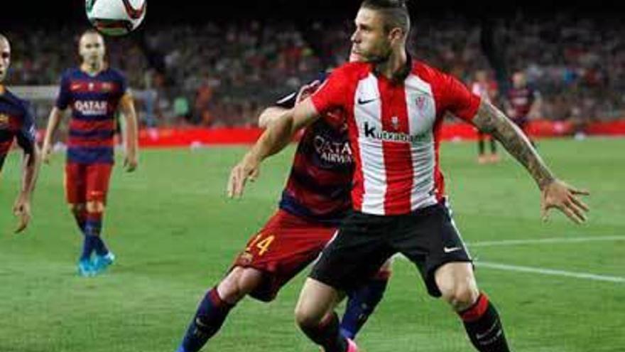 Kike Sola, en primer plano, en un partido del Athletic ante el Barça.