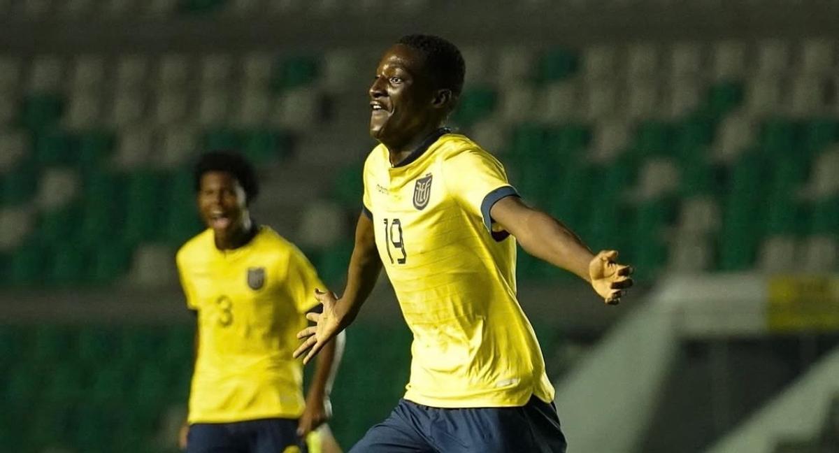 Juan Angulo marca gol con Ecuador