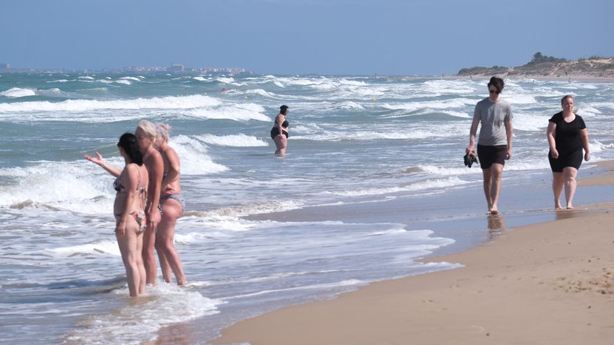 Cinco de las seis playas de Elche renuevan las banderas azules en 2025