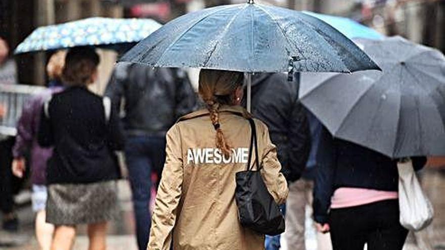 Gente en A Coruña en un día de lluvia.