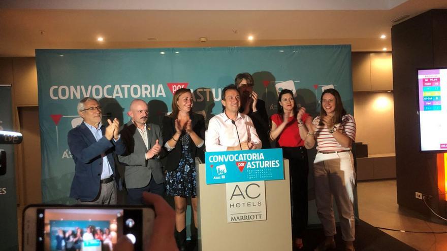 Ovidio Zapico recibe el aplauso de sus compañeros de candidatura tras conocerse el resultado de las elecciones.