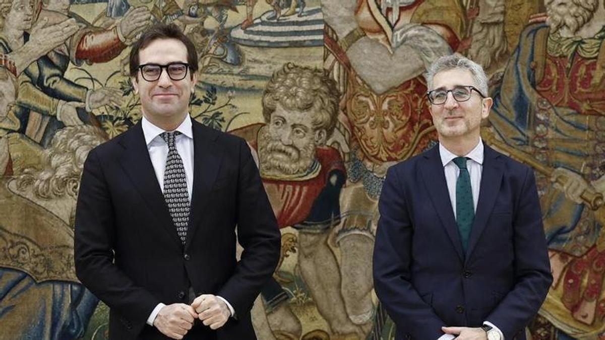 El vicepresidente primero y ministro de Economía Carlos Cuerpo (i), y el ministro de Hacienda, Arcadi España (d).