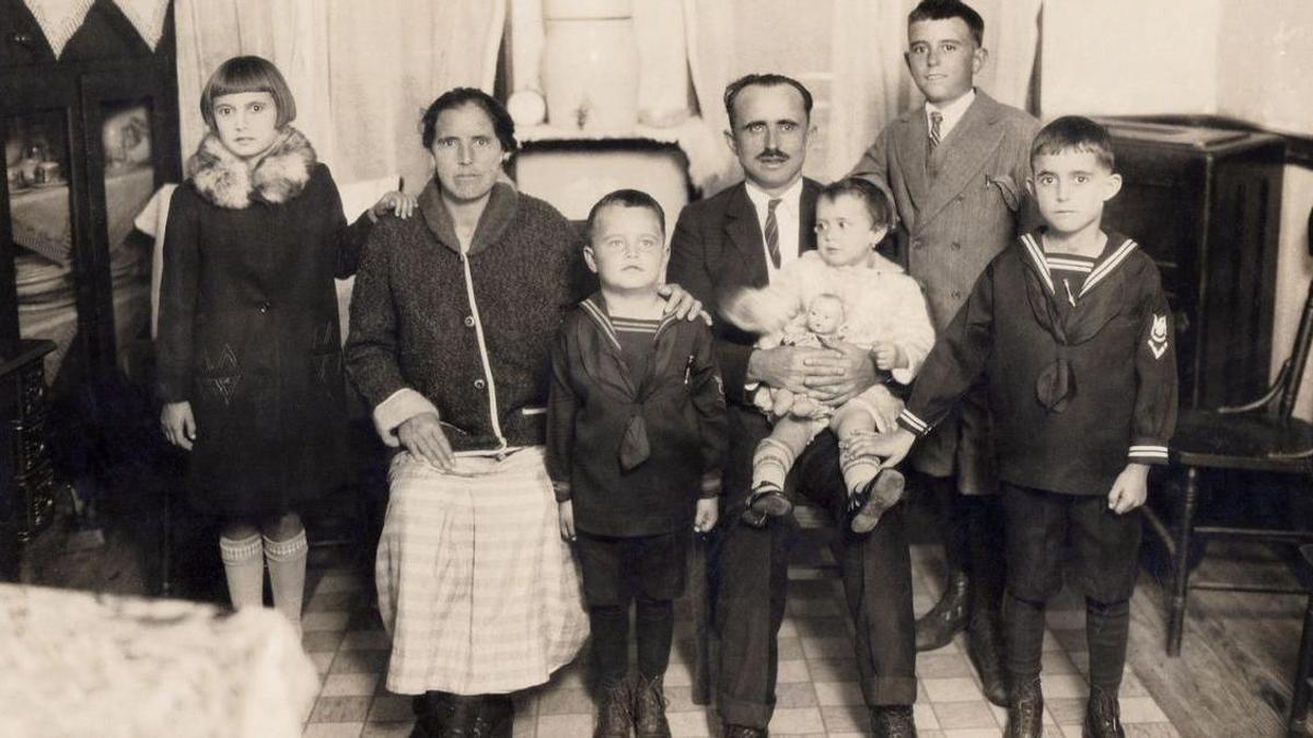 Pela izquierda, Aida Fernández, Isabel Fernández, Arturo Fernández, Manuel Carreño, Lidia Fernández, Fernando Fernández y Manuel Fernández, nuna fotografía familiar tomada en Tampa en 1925.