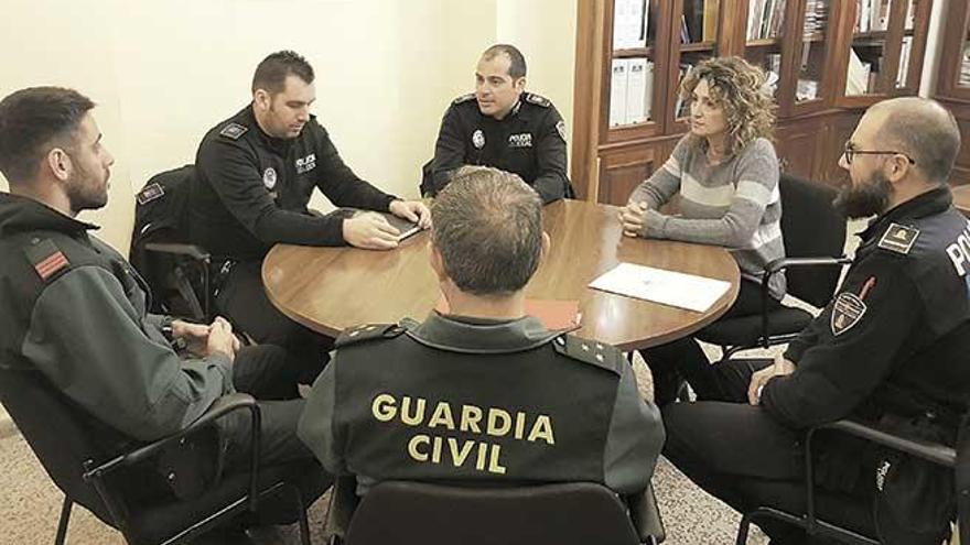 La alcadesa de Porreres reunida, ayer, con Guardia Civil y Policía Local.