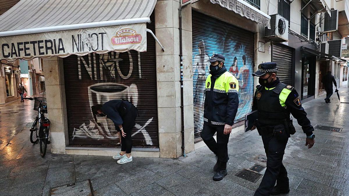 Una patrulla de la Policía Local vigila el cumplimiento del cierre de la hostelería en Elche