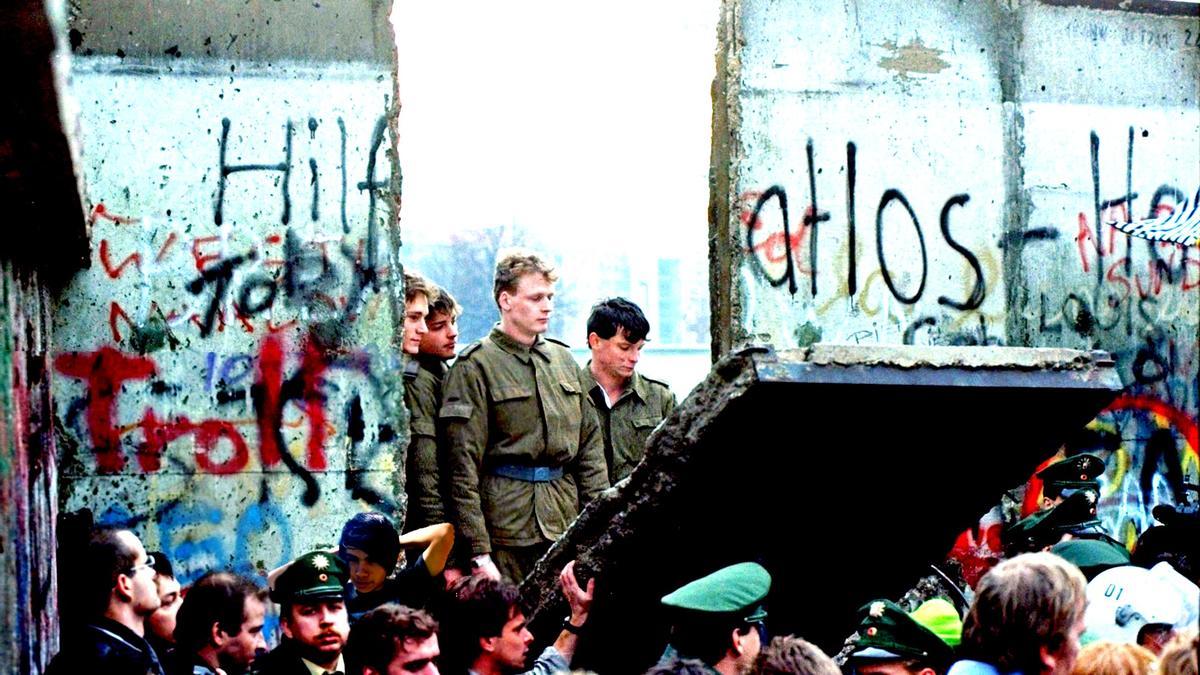 CAIDA DEL MURO DE BERLIN EN 1989; REUNIFICACION DE ALEMANIA.