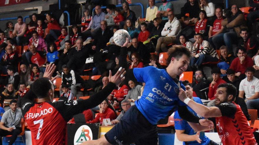 Mikel Galán, del Confía Base, lanza a portería durante el partido de ayer. | LNE