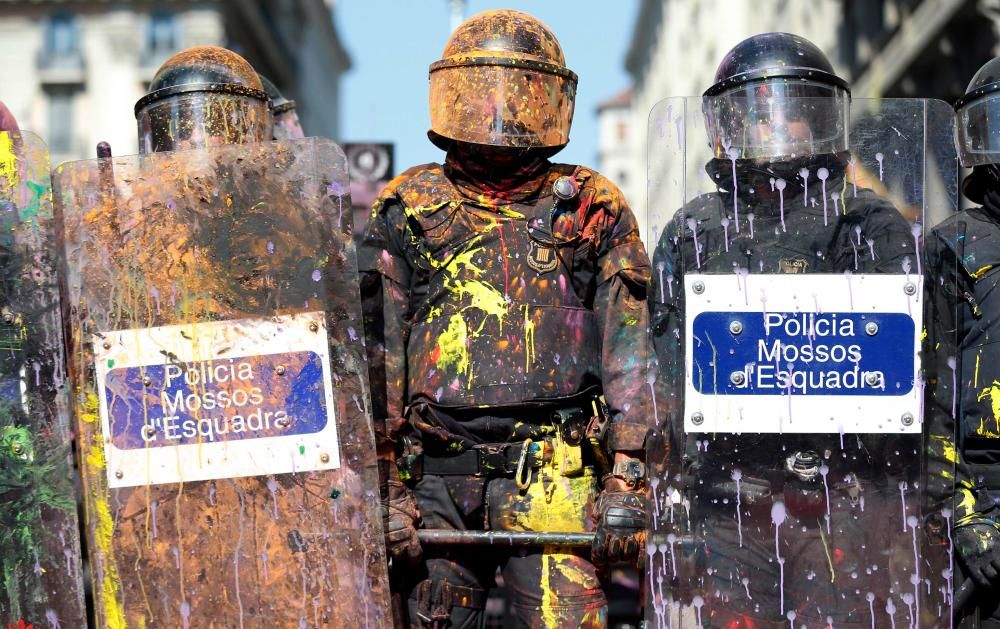 Choques entre independentistas y mossos en Barcelona