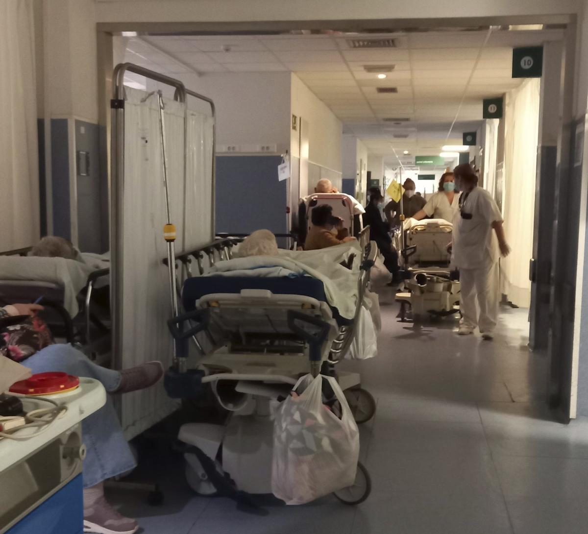 Uno de los pasillos de Urgencias del Hospital Montecelo el miércoles por la tarde.