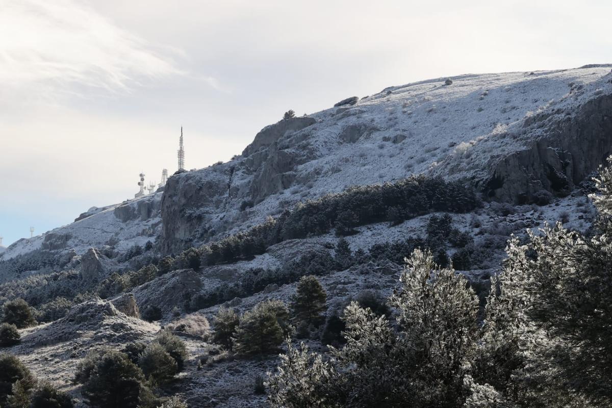 Aitana congrega a familias y visitantes para ver la nieve el Día de Reyes