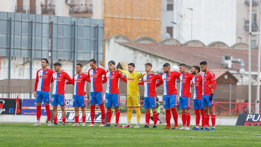 Don Benito y Coria, apurados para ganar, mantienen su codo a codo