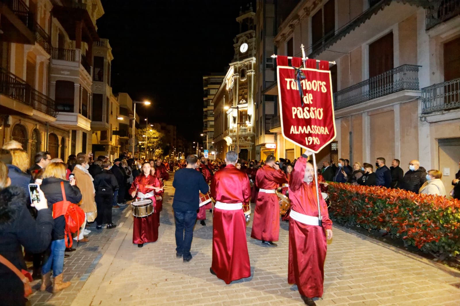 Els Tambors de Passió hacen vibrar Almassora en una noche mágica