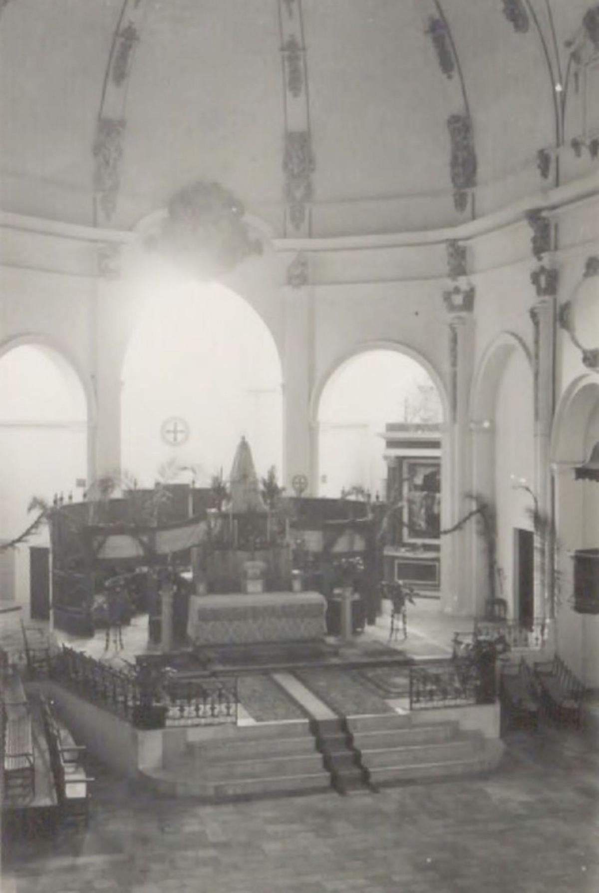 Altar mayor de la catedral en 1937, sin el templete ni la imagen de Santa María de las Nieves. | B.N.E.