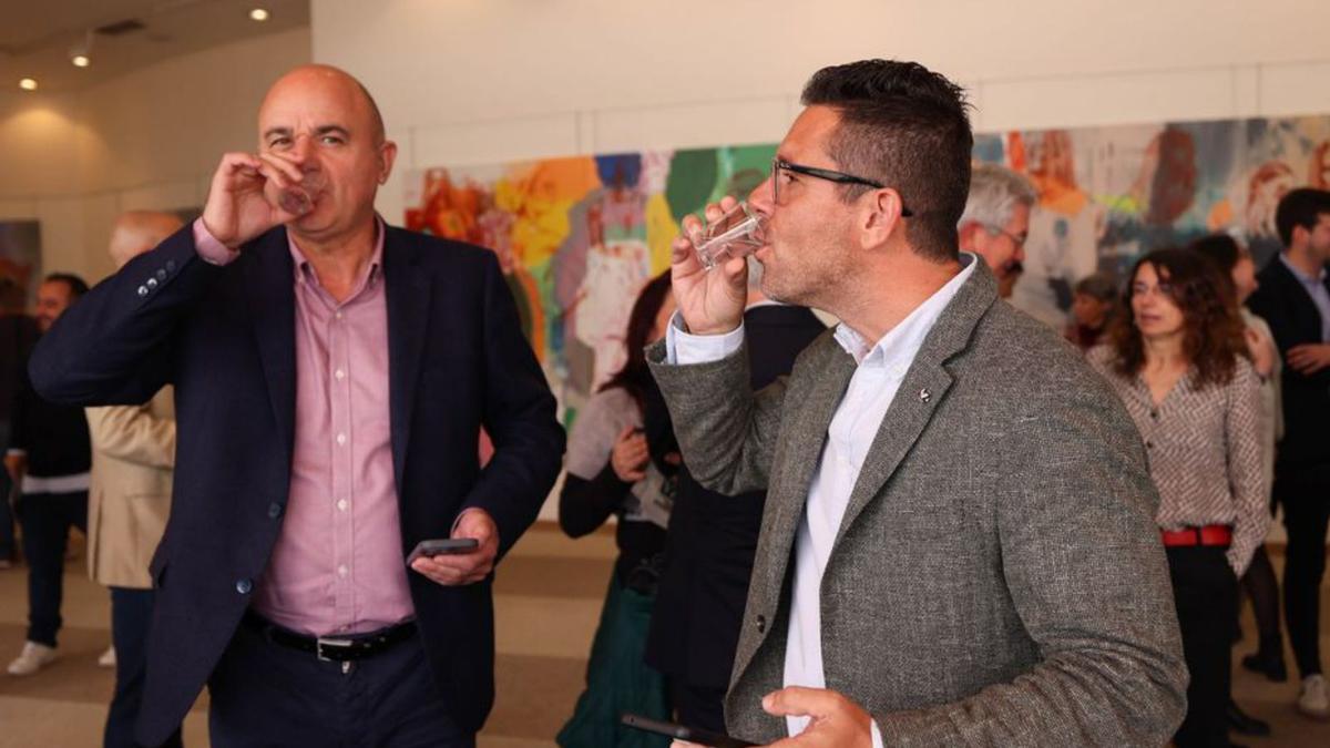 El presidente del Consell de Ibiza, Vicent Marí, y el alcalde de Ibiza, Rafael Triguero, prueban las aguas.