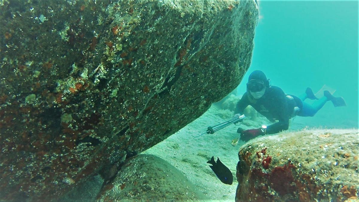 Un aficionado practica pesca submarina en aguas de las Islas Canarias.
