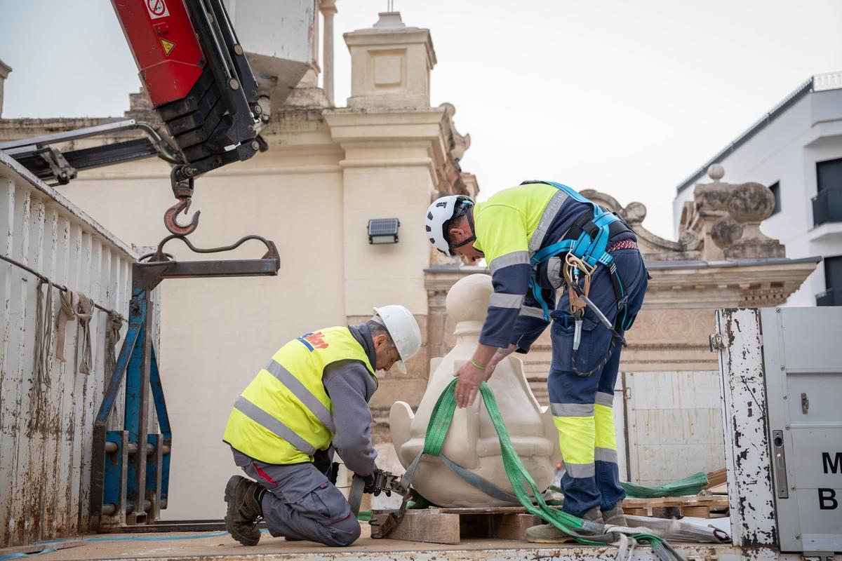 Trabajos de colocación de las nuevas cráteras en el Hornito de Santa Eulalia, dañadas en 2025.