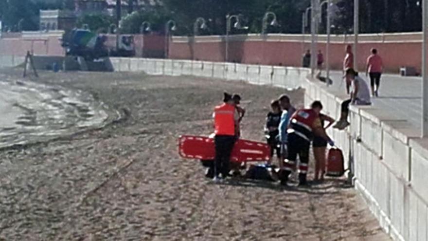 Una bañista, herida al caer del murete de la playa de Dénia