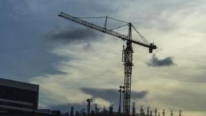 Grúas en la construcción de edificios.