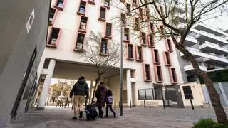 Vecinos que arrancan bolardos en L'Hospitalet: un párquing enfrenta a dos bloques