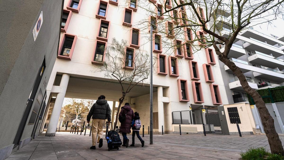 Dos bloques contiguos de L'Hospitalet, enfrentados por el acceso a un párquing.