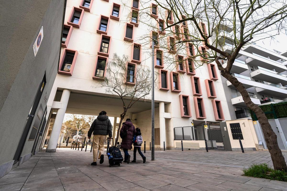 Dos bloques contiguos de L'Hospitalet, enfrentados por el acceso a un párquing.