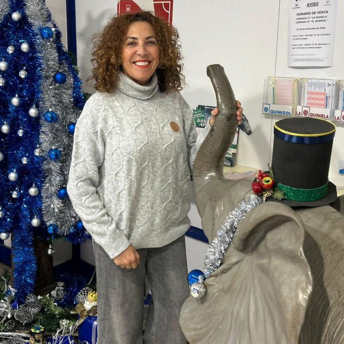 Begoña Gestera, delante del  establecimiento donde vende  lotería en la localidad de Bustio (Ribadedeva).