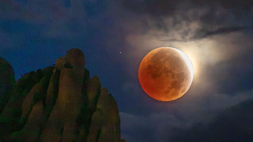 Una Lluna vermella, colofó a l’estiu