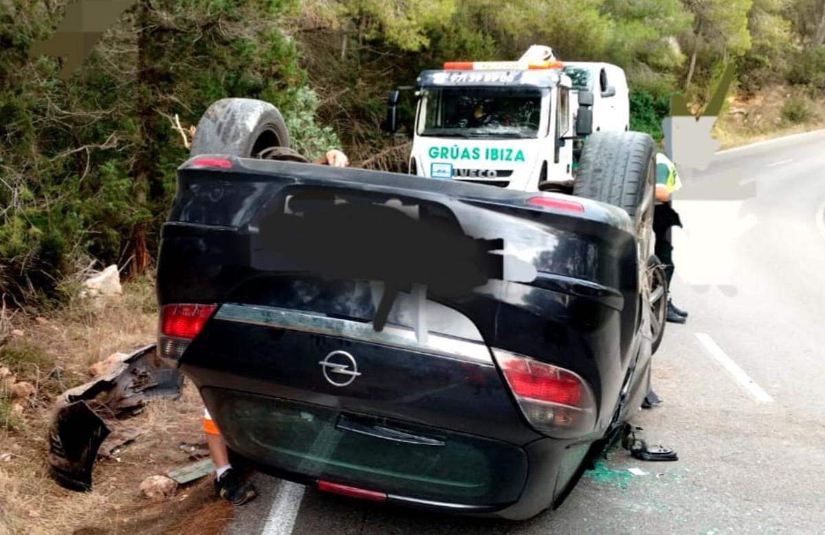 El coche quedó completamente volcado y destrozado tras el accidente.
