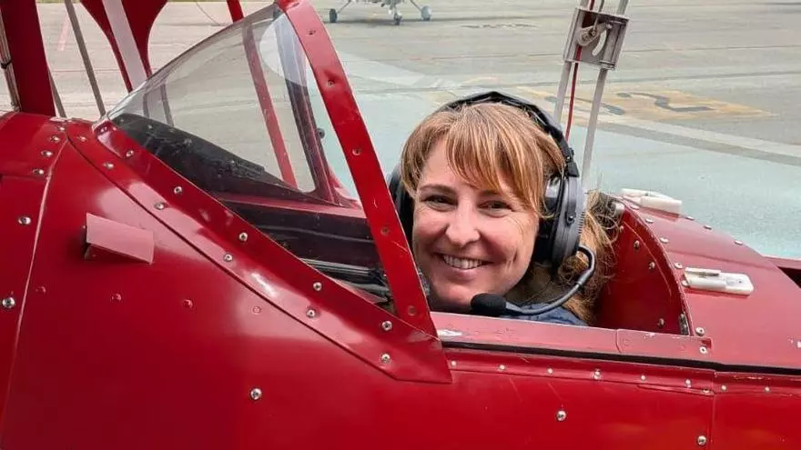 Els responsables del projecte, d'Estel Blay i de l'avió que opera els vols enlairant-se a l'aeroport de Sabadell