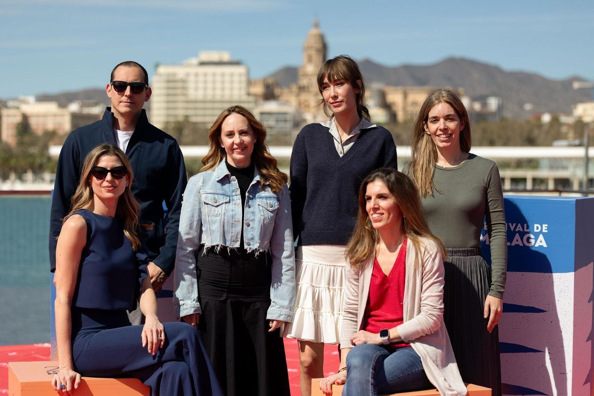 La directora Laura Alvea (3i) junto a las actrices Amanda Goldsmith (i) y Almudena Amor (3d), juntos a los productores Olmo Figueredo González-Quevedo (2i), Marta Ramírez (2d) y Sara Gómez (d),