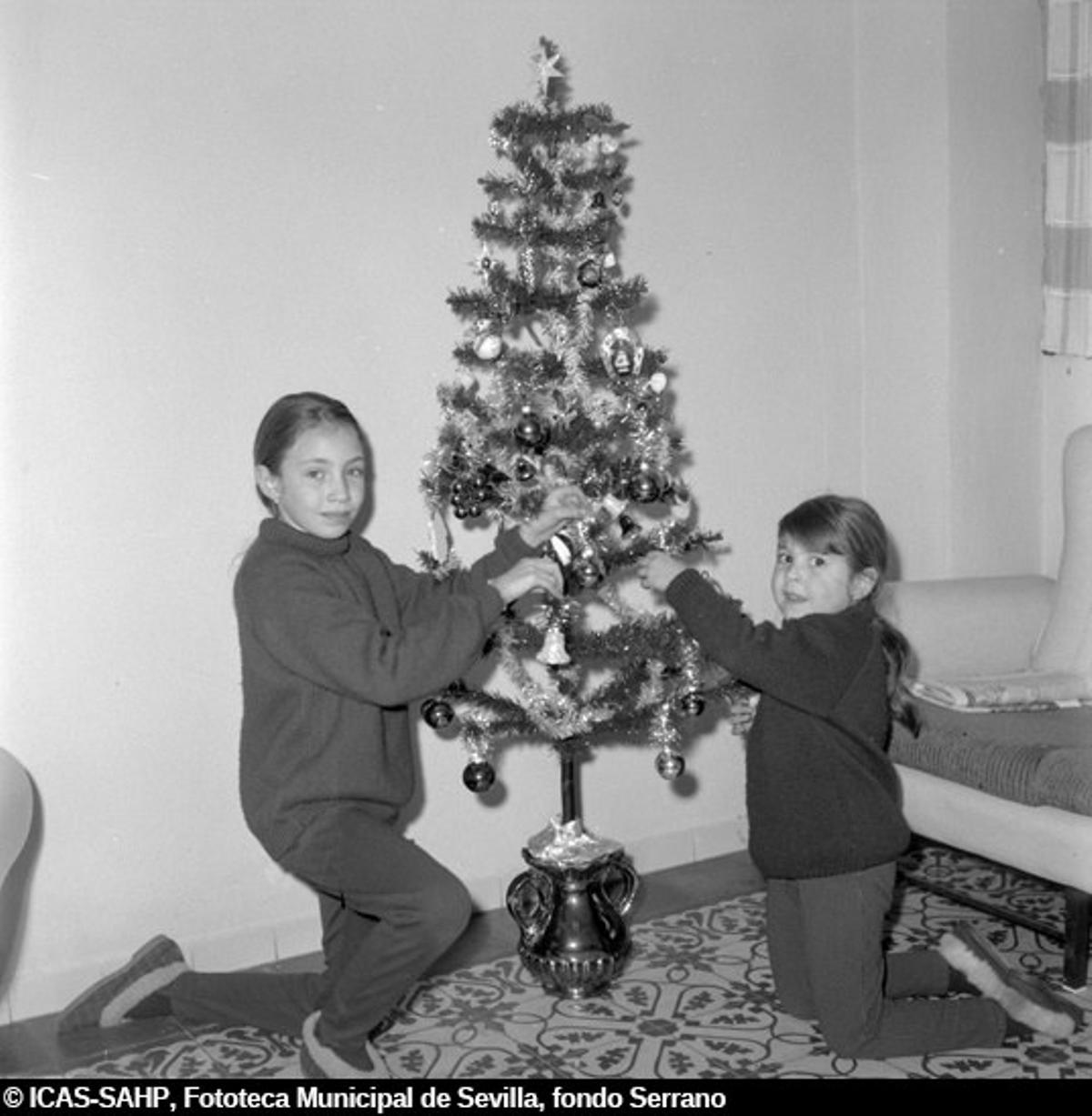 Colocando el árbol de Navidad. 1967