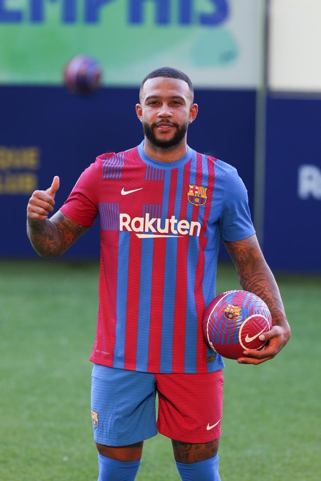 Las primeras imágenes de Memphis Depay con la camiseta del Barça