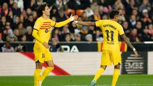 Joao Félix celebra su tanto ante el Valencia con Raphinha