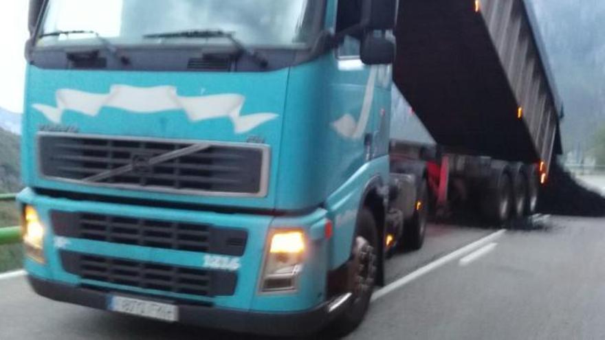 Diez encapuchados agreden en San Isidro a un camionero que transportaba carbón y vuelcan el camión
