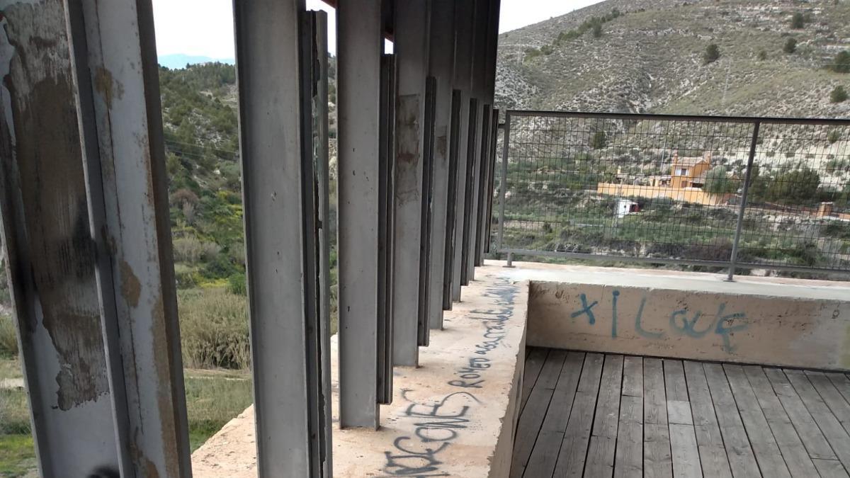 El Ayuntamiento de Cehegín elimina las pintadas  vandálicas de la Torre del Pozo