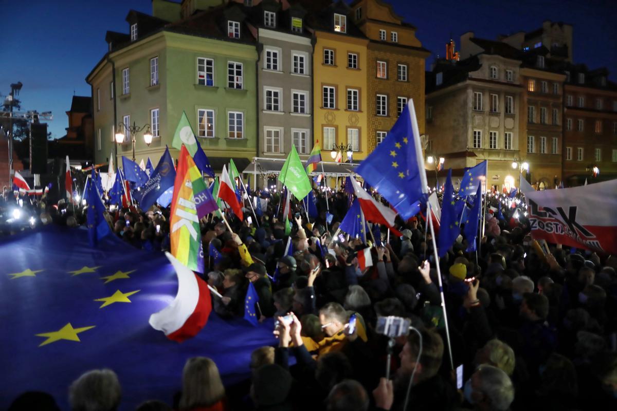 La cita más multitudinaria, con decenas de miles de personas, se dio por la tarde en la Plaza del Castillo de Varsovia, el corazón histórico de la capital polaca, para mostrar su apoyo a la UE.