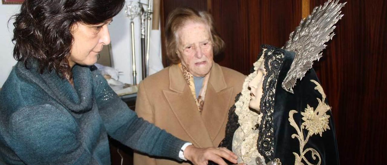 Paz García y su madre, Paz Rodríguez, vistiendo a la Dolorosa, ayer, en la capilla de La Atalaya.