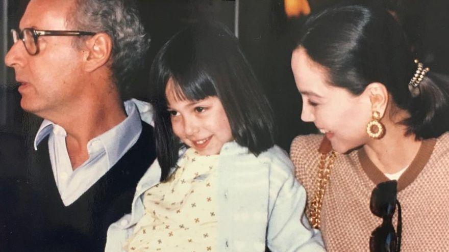 Tamara, junto a su madre y el &#039;tío&#039; Miguel.