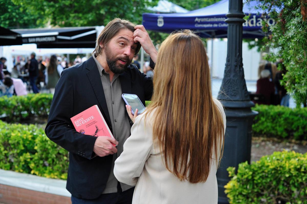 Juan Soto Ivars en la 45 Feria del libro de Badajoz.