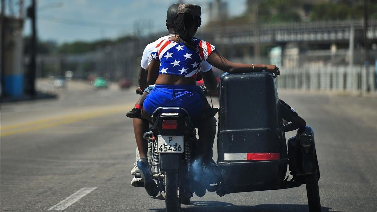 cubanos en la habana con bandera de eeuu