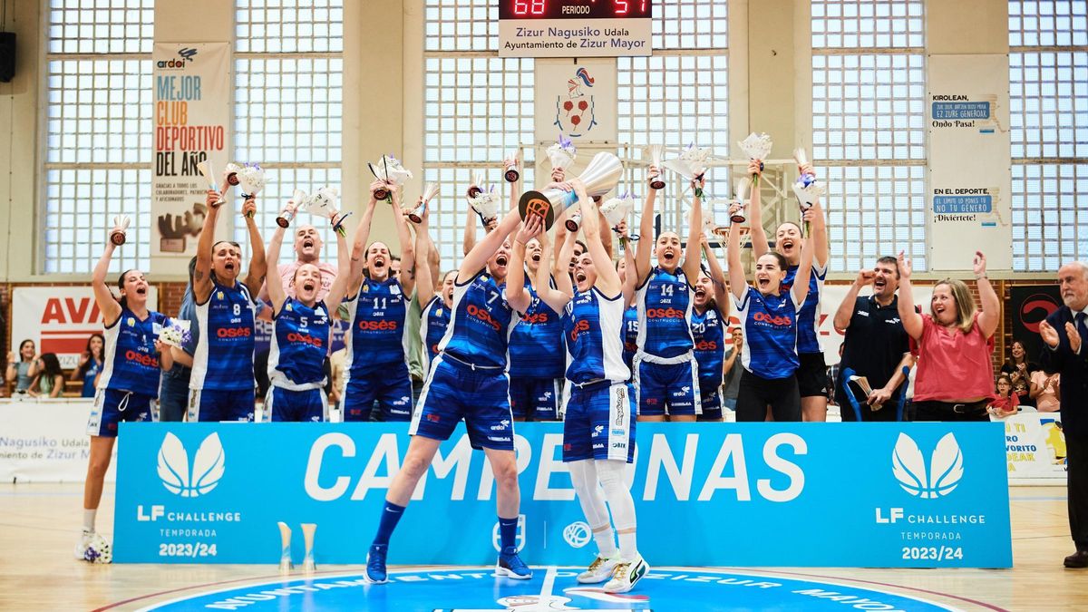 El Ardoi, con la copa de campeón de la Liga Challenge