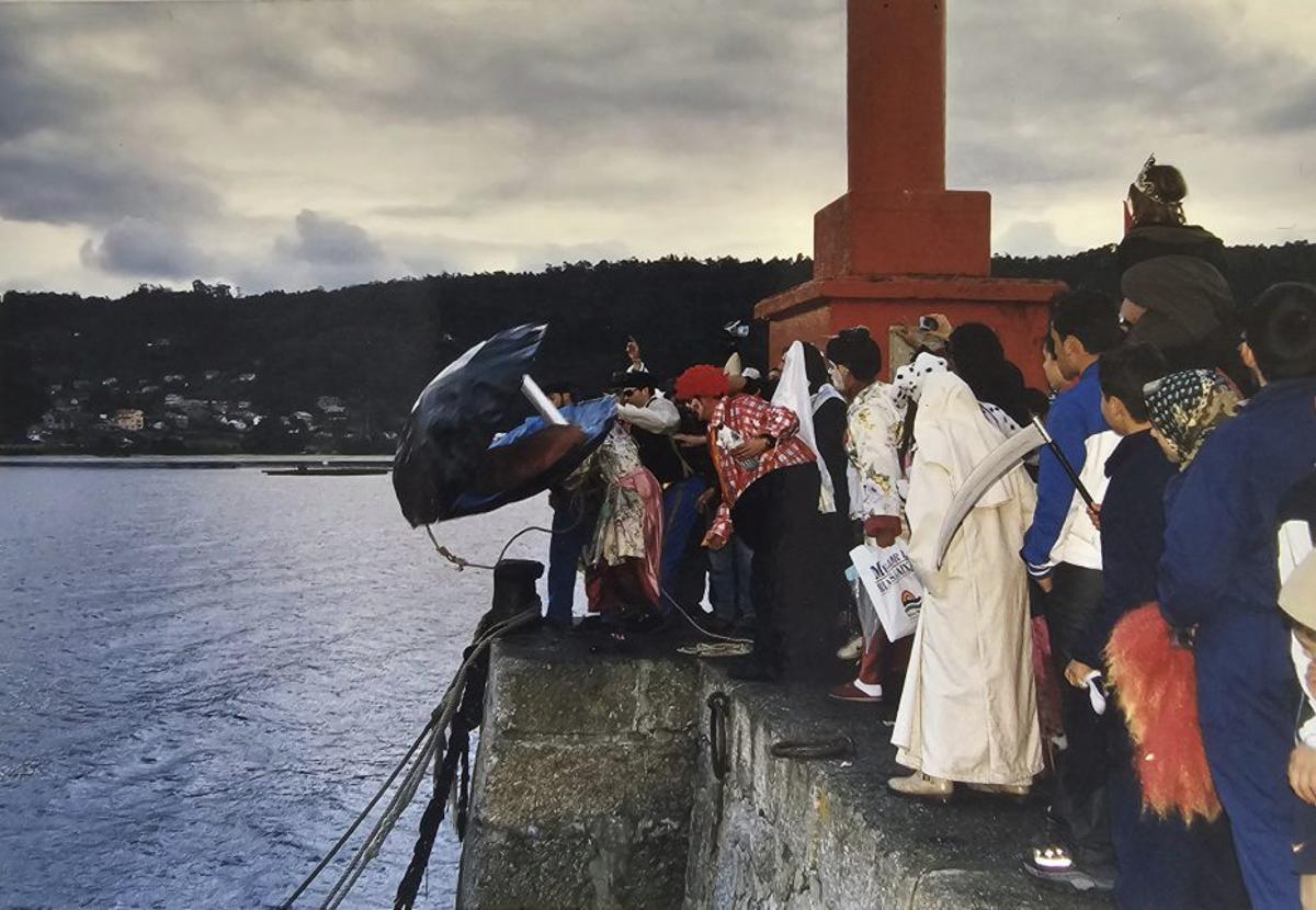 Aquellos primeros  Enterros do Mexilón en el muelle de Aldán. | CEDIDA