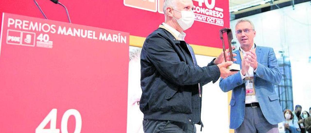 El secretario general del PSOE canario y presidente del Gobierno, Ángel Víctor Torres, en el momento de recibir el premio Manuel Marín, ayer.