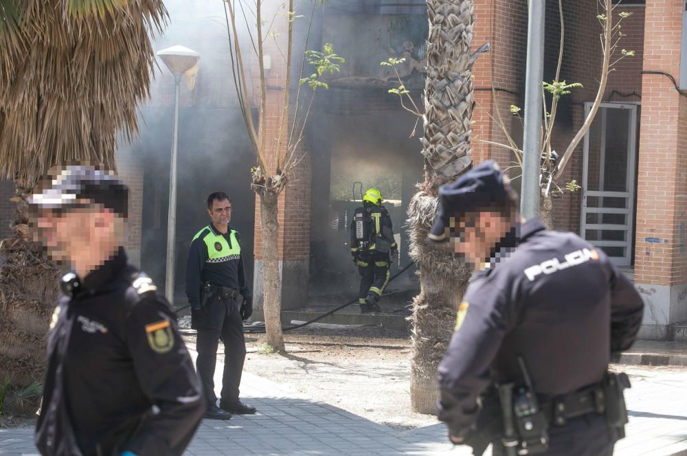 Rescatan a 8 personas en un inmueble del barrio Virgen del Carmen por un fuego iniciado en el soportal