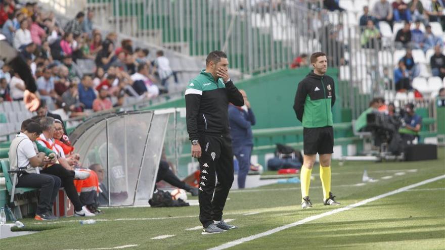 Rafa Navarro: &quot;El Sporting no fue superior, pero los errores nos condenan&quot;