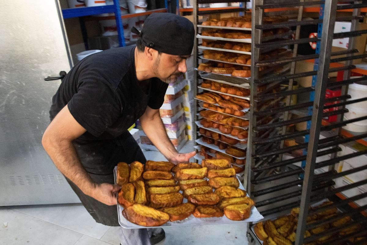Archivo - Torrijas en la pastelería ‘Paco Pastel’, en San Lorenzo de El Escorial