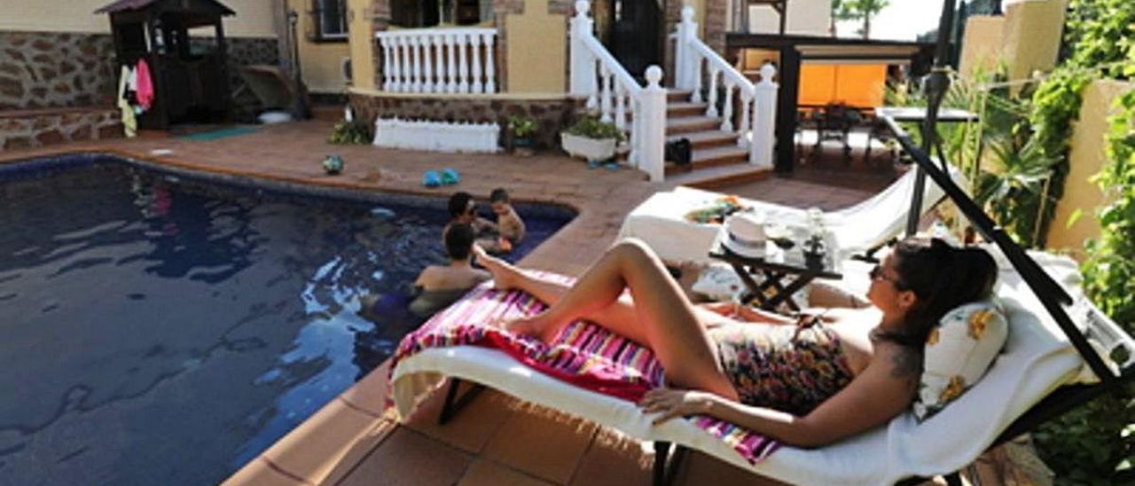 Piscina privada que Ángel y Guadalupe alquilan en su casa de Gran Alacant, en Santa Pola.