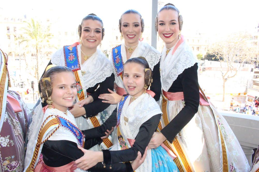 El lado izquierdo de la corte ha pasado desde el día 7 ahora al lado derecho del balcón. Laura, Marta, Paula, Adriana y Celia.